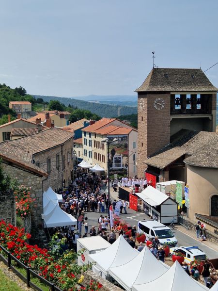 Vue panoramique sur le village de Roquefort en fête