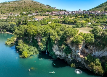 Réservez votre séjour Les pieds dans l’eau en famille dans les Raspes du Tarn