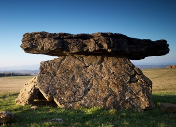 Estatuas menhires y megalitos