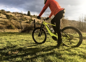 Guided discovery rides with electrically assisted mountain bikes