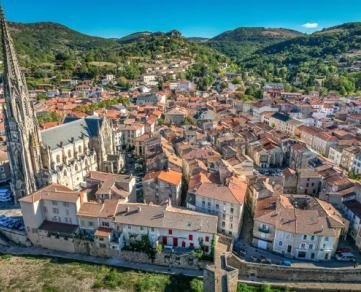 A WALKING TOUR INTO TOWN