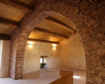 la petite salle (40m2) chauffée du Hameau des Gîtes du Brugas