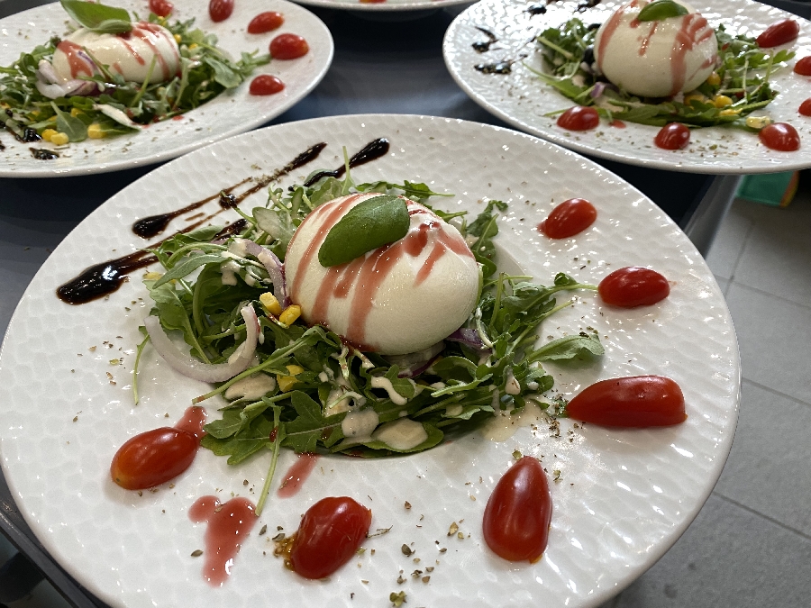 Salade Burrata BHV Brasserie de l'Hôtel de Ville St-Affrique