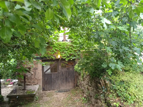 Porte qui donne sur la terrasse extérieure et à l'intérieur au salon/cuisine