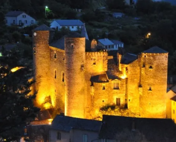 Le château de Coupiac de nuit.