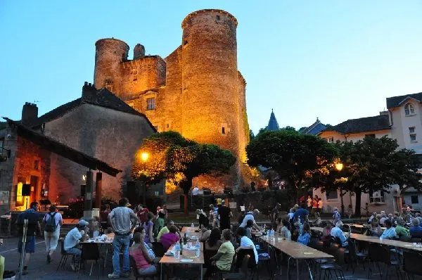 Château de Coupiac. Le marché de pays.